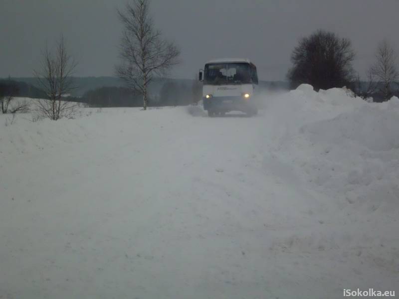 Zaspy śnieżne na drodze do Szudziałowa (iSokolka.eu)